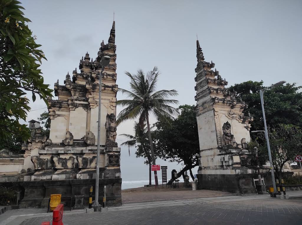 Dining, shopping and vibrant beach life